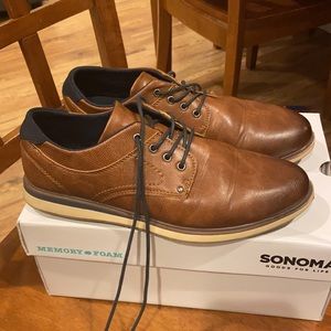 Boys brown dress shoes. Size 6. Worn a few times. Very comfortable.